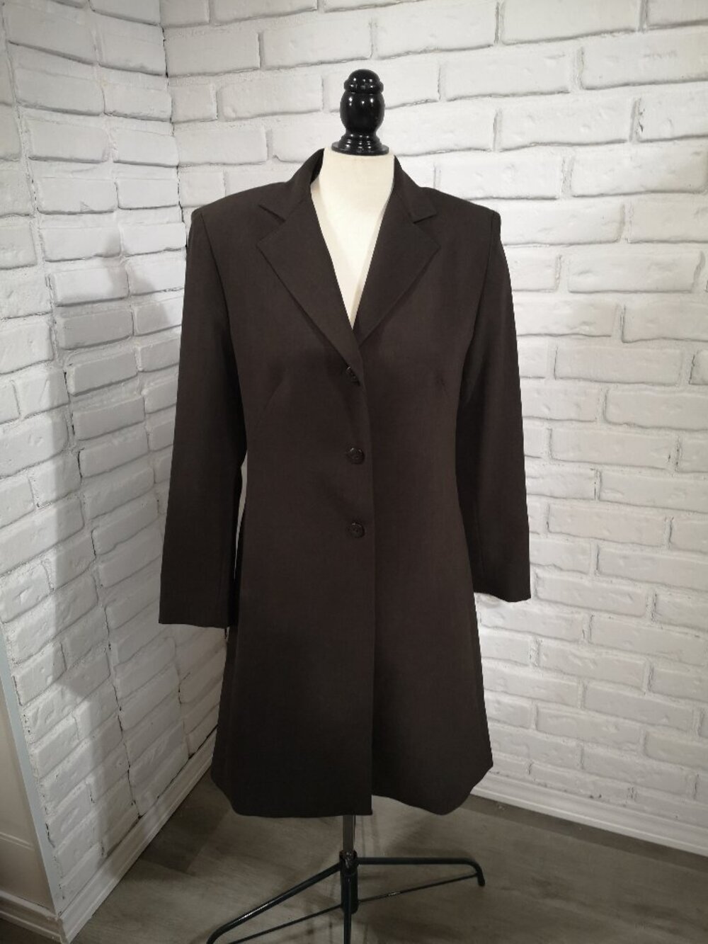 Tilley Ladies Size 8 Dark Brown Lined Made in Canada 3 Button Closure Coat